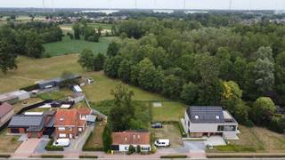 <span>De bestaande woning dient te worden afgebroken en de 6% btw-maatregel in geval van sloop/heropbouw is mogelijk indien u hiervoor in aanmerking komt.<br />Deze bouwgrond is geschikt voor een open bebouwing en is landelijk gelegen te Laakdal. Een topverbinding met de E313 en scholen, winkels, openbaar vervoer zijn nabij. Het perceel beschikt over een noordgerichte tuin, heeft een straatbreedte van 15m en een diepte van ca. 42m. <br />Graag de bouwvoorschriften of meer informatie? immo@degroot-celen.be<br />“overstromingsgevoeligheid: P-score klasse A / G-score klasse B /P-score klasse C” <br /></span>