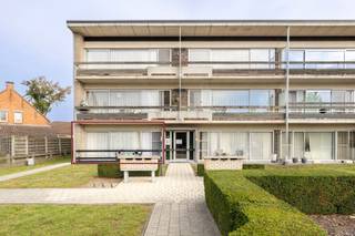 Gelijkvloers appartement met 2 slaapkamers, bureauruimte; terras en garagebox. Ideaal voor zowel eigen bewoning als investering (appartement is verhuurd). <br /><br />Indeling: gezellige woonkamer met grote raampartij; keuken; terras vooraan; nachthal met ingemaakte kast; apart toilet; badkamer bevat dubbele lavabo, douche in bad en aansluiting voor WM; bureauruimte; 2 ruime slaapkamers. <br /><br />De privatieve garagebox en kelderberging zijn inclusief in de vraagprijs. Vooraan is er tevens één parkeerplaats aanwezig. <br /><br />Algemeen: <br />- EPC label D = geen renovatieplicht <br />- Rolluiken aanwezig <br />- Gemeenschappelijke tuin <br />- Appartement is momenteel verhuurd <br /><br />Bekijk zeker de 360° rondgang via onze website (+ mogelijkheid tot opmeten en ontmeubelen).<br />Alle attesten zijn beschikbaar onderaan op onze website. <br />Voor meer info of een bezoek: 0472 22 22 44 of thanee@solittvastgoed.be.