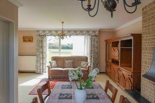 Op te frissen woning en met 3 slaapkamers en aparte garage gelegen in een zeer rustige woonwijk nabij de ring en het centrum van Turnhout. Openbaar vervoer en school vindt u binnen een straal van 300 m, ook de verbinding met de E34 ligt binnen een straal van 1 km.<br />De inkomhal geeft uit op een apart gastentoilet, de keuken en de woonkamer. De keuken is uitgerust met een gasvuur, ijskast met vriesgedeelte en een nieuwe oven. De woonkamer geniet dankzij de grote raampartijen langs weerskanten van ruim voldoende lichtinval. Op de eerste verdieping treffen we 3 slaapkamers met groottes van respectievelijk 9 m², 10 m² en 14 m² alsook een apart gastentoilet en een badkamer met dubbele lavabo en zitbad/douche. Achteraan de woning bevindt zich een binnentuin waar u lekker in het zonnetje kan vertoeven dankzij de zuidwestgerichte oriëntatie. Ook de garage bevindt zich hier net als een overdekt terras tussen de keuken en de garage. Verder is er reeds CV op aardgas (HR+) en overal dubbele beglazing.<br />