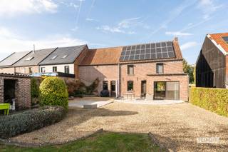 Nabij het centrum van Brakel, doch rustig gelegen, ontdek je deze karaktervolle gezinswoning op een ruim perceel van 2.130 m². <br /><br />De woning biedt aangename leefruimtes met veel licht, drie volwaardige slaapkamers en een vernieuwde badkamer. De kelder zorgt voor praktische bergruimte. Daarnaast biedt de ruime, nog in te richten zolder mogelijkheden voor wie extra ruimte naar eigen wens wil creëren.<br /><br />Een bijzondere troef is de ruime garage, die ook dienst kan doen als opslagplaats, kleine loods of creatieve werkruimte. De oprit aan de zijkant van de woning biedt een praktische toegang tot het perceel. Zonnepanelen en EPC-label D vervolledigen het geheel.<br /><br />Interesse? Neem gerust contact op voor meer informatie of om uw bezoek in te plannen.<br /><br />Ook benieuwd naar de waarde van jouw eigendom? Contacteer Stefanie via stefanie@immofrancois.be voor een gratis en vrijblijvende waardebepaling. <br /><br />