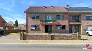 Bij ImmoFusion 7/7 “open huis” : klik op onze 3D-TOUR.<br />Ervaar vastgoed alsof je er zelf doorloopt!<br /><br />Welkom in dit verrassend ruime duplex appartement gelegen aan de Edward Staintonstraat 11/11. Met een bewoonbare oppervlakte van maar liefst 184m² biedt deze eigendom een zee aan ruimte en comfort, ideaal voor gezinnen of wie graag ruim woont. Dankzij de praktische indeling en aangename lichtinval voelt u zich hier meteen thuis.<br /><br />Via de trap bereikt u de inkomhal, die het centrale punt vormt van de woning. Recht voor u bevindt zich de badkamer, uitgerust met een moderne inloopdouche, toilet en alle nodige voorzieningen. Aan de rechterzijde treft u de ruime keuken, voorzien van alle essentiële toestellen en voldoende werk- en opbergruimte, een fijne plek voor kookliefhebbers.<br /><br />Aan de linkerzijde van de inkomhal bevindt zich de lichtrijke en bijzonder ruime leefruimte, waar u moeiteloos een gezellige zithoek, eettafel en extra kasten kunt plaatsen. Deze open leefomgeving leent zich perfect voor gezellige momenten met familie en vrienden.<br /><br />Naast de leefruimte vindt u de eerste volwaardige slaapkamer, ruim en comfortabel ingericht. Via de trap bereikt u de bovenverdieping, waar zich nog twee slaapkamers bevinden. Eén slaapkamer is bijzonder ruim, terwijl de andere kamer eveneens perfect dienst kan doen als volwaardige slaapkamer, bureau of hobbyruimte.<br /><br />Het appartement beschikt bovendien over een aangename tuin met tuinhuisje, een zeldzame troef voor een appartement waar u in alle rust kunt genieten van het buitenleven. Daarnaast is er een praktische oprit aanwezig.<br /><br />De woning is voorzien van dubbele beglazing en wordt verwarmd via een gas cv-ketel. Met een EPC-label C is dit appartement bovendien instapklaar zonder renovatieverplichtingen.<br /><br />De ligging is een absolute meerwaarde: vlakbij de cité van Heusden, met tal van winkels, restaurants en cafés op wandelafstand. U geniet hier van een levendige omgeving met alle voorzieningen binnen handbereik.<br /><br />Pluspunten:<br />- Zeer ruime bewoonbare oppervlakte (184m²)<br />- 3 ruime slaapkamers<br />- Instapklaar (EPC label C)<br />- Gezellige tuin met tuinhuis<br />- Praktische indeling met veel lichtinval<br />- Centrale ligging nabij winkels, horeca en voorzieningen<br /><br /><span>Maatregelen opgenomen in het Maatregelenregister: nee</span><br /><br />Voor een bezichtiging ter plaatse of meer informatie, contacteer ons vandaag nog!