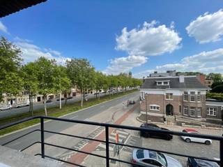 <p><span>Ruim duplexappartement met 3 slaapkamers op een toplocatie aan de Oosterveldwijk</span></p><p><span> </span></p><p><span>OMGEVING</span></p><p><span>Dit ruim appartement is gelegen in de prachtige Pastoor Van De Wouwerstraat, die uitkomt in de Oosterveldwijk, op de grens met Berchem en Mortsel. En met vlotte verbindingen naar winkels, scholen, openbaar vervoer en belangrijke invalswegen ring van Antwerpen en E19/A12. </span></p><p><span>Het bevindt zich in een kleinschalig gebouw, zonder lift en is gelegen op zowel de eerste als tweede verdieping.</span></p><p><span> </span></p><p><span>INDELING</span></p><p><span>Met een bewoonbare oppervlakte van ca. 165m² heb je ruimte zat. Dankzij de hoekligging geniet het pand van een uitzonderlijke lichtinval en een open gevoel. De zuidoostelijke oriëntatie van het terras zorgt bovendien voor een aangename zoninval doorheen de dag. </span></p><p><span> </span></p><p><span>Bij het betreden van het appartement heb je toegang tot 2 ruime kamers, de eerste kamer is voorzien van een eigen douchekamer en de tweede slaapkamer heeft een eigen dressing. </span></p><p><span>Er is nog een apart toilet aanwezig.</span></p><p><span> </span></p><p><span>Via een draaitrap bereik je de tweede verdieping waar zich nog een grote slaapkamer met ingemaakte kasten bevindt en een ruime badkamer met ligbad en dubbele lavabo. Tevens is er een apart toilet. </span></p><p><span>De ruime leefruimte in L-vorm geniet van super veel ramen waardoor je een prachtig uitzicht hebt op de groene boomkruinen langs de Grotesteenweg. </span></p><p><span>Aansluitend bevindt zich de keuken, uitgerust met gasvuur, ijskast, diepvries en vaatwasser. Vanuit de keuken heb je toegang tot het zuidoost georiënteerd terras, waar het heerlijk is om te genieten van een ochtendkoffie. </span></p><p><span> </span></p><p><span>Het handelspand op het gelijkvloers zal weldra omgetoverd worden in een mooie winkel.</span></p><p><span> </span></p><p><span>Op het gelijkvloers is er nog een handige berging.</span></p><p><span> </span></p><p><span>BIJZONDERHEDEN</span></p><p><span>- Ruim hoekappartement </span></p><p><span>- 3 slaapkamers</span></p><p><span>- Douchekamer + badkamer</span></p><p><span>- Lage gemeenschappelijke lasten</span></p><p><span> </span></p><p><span>RENOVATIEPLICHT</span></p><p><span>Dit eigendom is onderhevig aan de renovatieverplichting die door de Vlaamse Regering wordt opgelegd.</span></p><p><span>https://www.vlaanderen.be/een-woning-kopen/renovatieverplichting-voor-residentiele-gebouwen-vanaf-2023#q-59813524-3072-4edc-bb23-c56becf7b528</span></p><p><span> </span></p><p><span> </span></p><p><span> </span></p><p><span> </span></p>