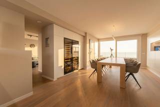 Wonen op het hoogste niveau, letterlijk en figuurlijk. Dit uitzonderlijke duplex-penthouse op de Zeedijk van Blankenberge combineert een absolute topligging met een luxueuze afwerking, adembenemend zeezicht en maar liefst ca. 60 m² aan terrassen.<br /><br />De bovenverdieping is volledig ingericht als stijlvolle leefruimte. De lichtrijke woonkamer en open keuken sluiten naadloos aan op het buitenleven en creëren een bijzonder gevoel van ruimte en vrijheid. Verfijnd maatwerk, hoogwaardige materialen, een elegante sierhaard, geïntegreerde wijnkoelkast en praktische bureauruimte zorgen voor een interieur waarin comfort en uitstraling perfect samenkomen.<br /><br />Op de benedenverdieping bevinden zich drie volwaardige slaapkamers, waaronder een ruime master bedroom met ensuite badkamer. Daarnaast beschikt het penthouse over een tweede stijlvolle badkamer, een afzonderlijk toilet en praktische bergruimte. De doordachte indeling zorgt voor een aangename scheiding tussen het leef- en slaapgedeelte.<br /><br />Het geheel werd in 2018 volledig gerenoveerd met bijzondere aandacht voor kwaliteit, comfort en detail, wat resulteert in een tijdloos en hoogwaardig interieur.<br /><br />Een zeldzame combinatie van luxe, ruimte en zeezicht op een van de mooiste locaties aan de Belgische kust.<br /><br />Ontdek dit unieke penthouse bij Immo Francois Blankenberge en plan vandaag nog uw bezoek.<br /><br />