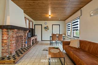 Voor meer info en foto’s, surf naar www.swevers.be – In een rustige woonwijk in Tessenderlo-Ham ligt deze verzorgde halfopen bebouwing op een perceel van 6a 60ca. De woning, gebouwd in 1982, biedt een bewoonbare oppervlakte van 151 m² en combineert een praktische indeling met comfortabel wonen op één niveau. Scholen, winkels, ontspanning en openbaar vervoer bevinden zich op korte afstand, net als de snelwegen.<br />Via de inkomhal bereikt u de lichtrijke woonkamer van 24,38 m² met voldoende plaats voor een zithoek en eettafel. Aansluitend bevindt zich de functioneel ingerichte keuken (8,1 m²) met toegang tot de berging en technische ruimte. De woning telt drie slaapkamers van 12 m², 10,2 m² en 10,44 m², ideaal voor een gezin of voor wie een bureau of hobbyruimte wenst. De badkamer is uitgerust met een ligbad en wastafel, en er is een apart toilet.<br />De inpandige garage van 25,86 m² biedt plaats voor een wagen en extra opslag. Doorheen de jaren werden verbeteringen uitgevoerd: dakisolatie (2015) en vernieuwing van het verandadak, ramen en deuren (2016). Rolluiken verhogen het comfort. De zuid- tot zuidoostgerichte tuin zorgt voor veel licht en biedt ruimte voor een zonnig terras. Een goed onderhouden woning met solide basis en veel potentieel. Voor meer informatie, bel 011 255 155. Bron bewoonbare oppervlakte: EPC – verslag.