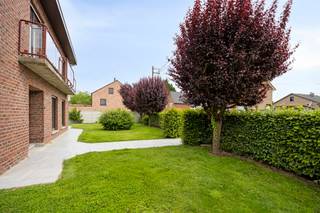 Op een rustige locatie in het landelijke Oplinter bevindt zich deze degelijk gebouwde open bebouwing met tuin, ruime veranda, inpandige garage en kelder over de volledige oppervlakte van de woning.
De woning beschikt over een ruime en lichtrijke leefruimte met houthaard, een ingerichte keuken, 4 slaapkamers en een badkamer. De ruime veranda biedt een aangenaam zicht op de tuin en vormt een ideale extra leefruimte.
Dankzij de 27 zonnepanelen en het gunstige EPC-label C geniet u bovendien van een energiezuinige woning. Op de zonnepanelen lopen bovendien nog groenestroomcertificaten.
De woning is gelegen op een hoekperceel in een rustige woonomgeving met een vlotte verbinding naar Tienen, Landen en Sint-Truiden. Winkels, scholen, openbaar vervoer en de E40 richting Leuven, Brussel en Luik bevinden zich op korte afstand.
Wenst u meer informatie of een bezoek ter plaatse? Contacteer de eigenaar rechtstreeks op het nummer 0494 20 03 63.
De eigenaar organiseert een kijkdag op woensdag 17/06 vanaf 18u. Geïnteresseerden kunnen rechtstreeks contact opnemen om hun bezoekmoment in te plannen.