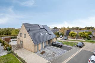 Maison mitoyenne à vendre à Ypres avec 3 chambres, garage et jardin. Cette maison de 2011 est entièrement terminée et prête à emménager. Idéal pour ceux qui recherchent une maison sans travail ! Situé dans la Velodroomstraat 9, à distance de marche du centre d'Ypres.<br /><br />MISE EN PAGE<br />Rez-de-chaussée : Hall d'entrée avec toilettes séparées et vestiaire - salon avec coin salon avec meuble TV mural et cheminée à gaz, salle à manger spacieuse avec armoires personnalisées, chauffage au sol et cuisine ouverte entièrement installée - garage avec porte sectionnelle automatique et connexion machine à laver - jardin ensoleillé avec terrasse, abri de jardin et étang - sortie dans la rue par un portail sur le côté de la maison - plusieurs places de parking devant et à côté de la maison.<br /><br />Premier étage : Trois chambres complètes - salle de bain avec lavabo, douche à l'italienne et toilettes.<br /><br />De plus, cette maison dispose également d'un grenier très spacieux.<br /><br />Lundi 2 novembre et samedi 7 novembre, visites sur rendez-vous. <br /><br />POINTS FORTS<br />Situé au calme<br />Année de construction 2011<br />Efficacité énergétique (label EPC B - 117)<br />Climatisation dans le salon et la chambre<br />Réservoir de 10 000 l <br />Armoires personnalisées <br />Volets électriques <br /><br />Le bien est proposé selon la formule Pre-sale. Le 07/11/2026 entre 10:00 et 12:00, vous pouvez visiter la maison sur rendez-vous et faire une offre. Le prix affiché est un prix indicatif. Pour plus d'informations, veuillez contacter le responsable du dossier.<br /><br />Registre des mesures: non<br /><br />Les images générées par l’IA sont fournies en guise d'inspiration. Elles ne tiennent pas compte des spécifications techniques, ni des renseignements urbanistiques, ni des possibilités concrètes de réalisation.