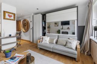 <strong>Knokke: Instapklare studio te koop gelegen in de Zoutelaan in Knokke.</strong><br /><br />Ontdek deze charmante, instapklare studio gelegen op een uitstekende locatie in Knokke. Dankzij de centrale ligging bevinden winkels, restaurants, het strand en het Zoute zich op wandelafstand. De studio werd praktisch en smaakvol ingericht, waardoor u onmiddellijk kunt genieten van een zorgeloos verblijf aan zee. Een ideale eigendom voor wie op zoek is naar een tweede verblijf aan de kust, een slimme investering of een comfortabele pied-à-terre in het hart van Knokke.<br /><br /><strong>Indeling: </strong><br />Inkomhal, lichtrijke leefruimte die een aangename woon- en slaapomgeving biedt, open keuken, eetplaats, verzorgde badkamer met douche, toilet en lavabo. <br /><br /><strong>Troeven: </strong>
<ul><li>Volledig ingericht en instapklaar.</li><li>Gemeenschappelijke tuin.</li><li>Centrale ligging nabij strand, winkels en restaurants, Dumortierlaan.</li><li>Toegankelijke fietsenberging.</li></ul>
Meer info? Contacteer Ayita op 0496 13 43 12 of via ayita@eraservimo.be
