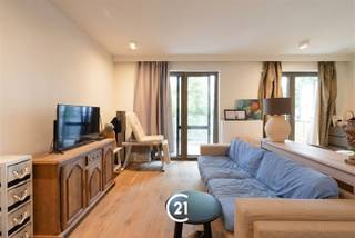 <p>Bent u op zoek naar een studio in het centrum van Gent? Dan hebben wij precies wat u zoekt!</p><p>De studio is gelegen aan de Einde Were in Gent, in een aangename en goed bereikbare buurt op korte afstand van het stadscentrum. In de nabije omgeving vindt u tal van winkels, scholen, universiteiten, openbaar vervoer en alle nodige voorzieningen. Bovendien geniet u hier van een uitstekende bereikbaarheid dankzij de nabijheid van belangrijke invalswegen en diverse openbaarvervoersmogelijkheden. Dankzij deze gunstige ligging combineert de studio het comfort van rustig wonen met de nabijheid van het bruisende stadsleven — ideaal voor wie centraal en praktisch wil wonen.</p><p>Bij binnenkomst betreedt u de inkomhal, die toegang biedt tot de leefruimte en de keuken. Vanuit de leefruimte bereikt u de berging en het ruime terras. Via de inkomhal heeft u eveneens toegang tot het apart toilet en de badkamer.</p><p>Daarnaast kan er eveneens een ondergrondse berging worden bijgekocht voor €5.000.</p><p>Interesse? Contacteer ons gerust voor meer informatie of om een bezoek in te plannen.</p>