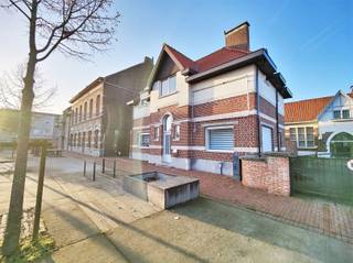 Prachtige, in 2019 volledig vernieuwde, voormalige directeurswoning van het vroegere schooltje op het ongelooflijk gezellig ingerichte dorpsplein...