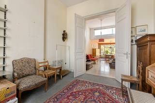 <p>Dit ruime herenhuis met 5 kamers en aangename stadstuin ligt in het centrum van Leuven en biedt een uitzonderlijke hoeveelheid ruimte en mogelijkheden. Wie op zoek is naar een grote stadswoning die volledig naar eigen smaak kan worden ingericht, vindt hier een interessante basis met veel potentieel.</p><p>Bij het binnenkomen word je ontvangen in een ruime inkomhal die meteen een gevoel geeft van de royale afmetingen van de woning. De grote leefruimte biedt tal van mogelijkheden om verschillende woonfuncties te combineren en een aangename leefomgeving te creëren. De woning dient gerenoveerd te worden, maar net daardoor krijg je de vrijheid om de indeling, afwerking en uitstraling volledig af te stemmen op je eigen wensen.</p><p>In totaal beschikt het herenhuis over vijf kamers die op verschillende manieren kunnen worden ingevuld. Daarnaast is er een grote zolder die nog bijkomende mogelijkheden biedt. Denk bijvoorbeeld aan extra woon-, werk- of bergruimte, afhankelijk van je eigen plannen en de nodige aanpassingen.</p><p>Een belangrijke troef is de ruime stadstuin achter de woning. Een aangename buitenruimte waar je, ondanks de centrale ligging, een eigen plek in openlucht hebt. De combinatie van een grote woning en een volwaardige tuin maakt dit pand bijzonder interessant voor wie ruimte zoekt in het centrum van Leuven.</p><p>Ook de ligging is een sterke troef. Vanuit deze centrale locatie geniet je van alles wat Leuven te bieden heeft, terwijl je thuis beschikt over opvallend veel binnen- en buitenruimte. Met haar royale oppervlaktes, vijf kamers, grote zolder en stadstuin vormt deze woning een interessante renovatiekans voor wie een herenhuis met karakter en mogelijkheden zoekt.</p><p>Heb je interesse en wil je deze woning als een van de eersten ontdekken? De verkoop start met een exclusieve Avant-Première op 4 en 5 september. Plan je bezoek via de paarse knop ‘Afspraak maken’ op onze website. De biedingstermijn loopt tot en met 7 september om 21.00 uur. Je vindt het Avant-Première-reglement onder downloads.</p>
