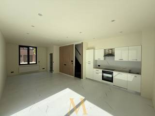 Op een uitstekende locatie nabij het centrum van Kortrijk bevindt zich deze volledig gerenoveerde en energiezuinige woning. Dankzij de combinatie van ruimte, comfort en een vlotte bereikbaarheid is dit de ideale thuis voor starters, gezinnen of investeerders.<br /><br />Via de inkomhal met gastentoilet komt u in de lichtrijke leefruimte met open keuken. Deze aangename woonruimte vormt het hart van de woning en geeft uit op een gezellige stadskoer waar u in alle rust kunt genieten. Een extra troef is de garage met sectionale poort.<br /><br />Op de eerste verdieping bevinden zich twee ruime slaapkamers en een zonnig dakterras. De tweede verdieping biedt nog twee volwaardige kamers die perfect kunnen dienen als slaapkamer, bureau of hobbyruimte.<br /><br />Troeven:<br /><br />✔ Volledig gerenoveerd en instapklaar<br />✔ EPC-label B<br />✔ 4 slaapkamers<br />✔ Garage met sectionale poort<br />✔ Gezellige stadskoer en dakterras<br />✔ Centrale ligging nabij winkels, scholen en invalswegen<br /><br />Een verrassend ruime woning op een toplocatie in Kortrijk, klaar om meteen in te trekken. <br /><br />Neem contact op met Maxime Vanneste via 0498 44 78 00 of info@maximevanneste.be voor meer informatie of een bezoek ter plaatse.