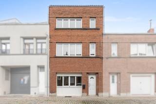 [[ DIT PAND NEEMT DEEL AAN DE ERA OPEN HUIZEN DAG OP 19/9 VAN 14:30 TOT 15:30 ]] 
<p>Ruime gezinswoning in het centrum van Vilvoorde, nabij openbaar vervoer, scholen en alle faciliteiten.</p><p><br /></p><p>Deze gesloten bebouwing combineert een centrale ligging met verrassend veel ruimte en een praktische indeling voor een groot gezin. Dankzij de ligging vlak bij het station, invalswegen, scholen en winkels geniet u hier van een vlotte dagelijkse mobiliteit. Ook parken en het water bevinden zich in de nabije omgeving, wat bijdraagt aan een aangename woonomgeving. Bovendien is er geen energetische renovatieverplichting dankzij het EPC-label D.</p><p><br /></p><p>Ter info: De woning is onbewoonbaar verklaard. Voor meer info gelieve ons telefonisch te contacteren op 02 270 90 75.</p><p><br /></p><p>Belangrijkste ruimtes:</p><p>• Ruime woonkamer (30,2 m²) met veel mogelijkheden als gezellige leefruimte</p><p>• Tweede woonkamer (21,8 m²) ideaal als extra zithoek of multifunctionele ruimte</p><p>• Derde woonkamer (21,7 m²) met aangename lichtinval</p><p>• Grote keuken (27,6 m²) met plaats voor een eetruimte</p><p>• Extra keukenruimtes voor praktische indeling en flexibiliteit</p><p>• Polyvalente ruimte (9,8 m²) geschikt als bureau, hobbyruimte of speelkamer</p><p>• Vier slaapkamers, waaronder een ruime slaapkamer van 22,8 m²</p><p>• Drie badkamers voor extra comfort binnen het gezin</p><p>• Koer (11,7 m²) als onderhoudsvriendelijke buitenruimte</p><p>• Kelder (26,6 m²) met extra bergruimte</p><p><br /></p><p>Troeven:</p><p>• Ruime eengezinswoning met veelzijdige indeling</p><p>• Centraal gelegen nabij station, scholen, park en openbaar vervoer</p><p>• Geen energetische renovatieverplichting dankzij EPC D</p><p><br /></p><p>Neem vandaag nog contact op met je ERA-makelaar voor een bezoek.</p><p><br /></p><p>JOUW DROOMHUIS. ZO GEVONDEN!</p>