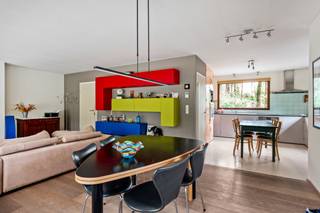 Deze woning is gelegen in een rustig woongebied met bosrijk karakter en bevindt zich vlak bij de verharde weg. Het perceel heeft een ruime...