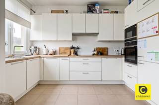<p><span>appartement de 3 chambres à coucher à Berchem</span></p><p><span>Cet appartement bénéficie d'un excellent emplacement à Berchem, à distance de marche des transports publics, des magasins locaux, des supermarchés et des écoles. De plus, il y a plusieurs parcs dans le quartier et une accessibilité facile est garantie par les différentes routes d'accès. L'appartement est situé au 2ème étage sans ascenseur. </span></p><p><span> </span></p><p><span>L'appartement moderne avec beaucoup de lumière a la disposition suivante :</span></p><p><span>Hall d'entrée :</span></p><p><span>Vous entrez dans l'appartement par le hall d'entrée carrelé qui dispose d'une toilette séparée.</span></p><p><span> </span></p><p><span>Espace de vie & cuisine :</span></p><p><span>En outre, vous avez l'espace de vie sur le carrelage beige qui continue dans tout l'appartement. Le salon bénéficie d'une grande luminosité grâce aux grandes fenêtres de la façade avant. La nouvelle cuisine moderne est équipée d'une plaque de cuisson à induction, d'un réfrigérateur, d'un congélateur, d'un micro-ondes, d'un four, d'un lave-vaisselle et d'un évier. Tous les appareils électroménagers proviennent de marques de qualité.</span></p><p><span> </span></p><p><span>Salle de bains & chambres :</span></p><p><span>La salle de bain compacte sera équipée d'une douche, d'un meuble sous vasque et d'un branchement pour la machine à laver. En outre, l'appartement dispose de 2 chambres à coucher de taille normale avec la possibilité d'une troisième chambre ou d'être utilisée comme dressing/stockage/bureau (7, 9,5 et 15 m²). </span></p><p><span> </span></p><p><span>Sous-sol et place de parking :</span></p><p><span>L'appartement dispose également d'une cave privée - et d'un local à vélos. </span></p><p><span> </span></p><p><span>Loyer & charges :</span></p><p><span>Loyer : € 985 /mois + Charges : € 5 /mois (éclairage couloir) Toutes les charges sont individuelles. </span></p><p><span> </span></p><p><span> Disponible : 01/05/2025</span></p><p><span> </span></p><p><span>Atouts supplémentaires : </span></p><ul><li><span>Excellent mobiscore 9.4/10</span></li><li><span>Double vitrage partout</span></li><li><span>Très central </span></li><li><span>Entièrement rénové </span></li></ul><p><span> </span></p>