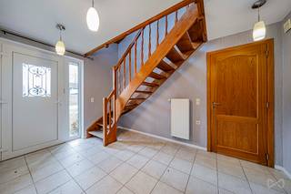 We Invest Zuid-Luxemburg presenteert deze prachtige 4-gevelvilla, gebouwd in 2003, gelegen in het geliefde dorp Marbehan (gemeente Habay)...