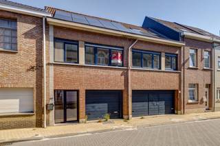 <h3>Instapklare, volledig gerenoveerde bel-etagewoning met 5 slaapkamers, dubbele garage en zonnepanelen in Grimbergen</h3><p>Bent u op zoek naar een ruime, energiezuinige en volledig instapklare gezinswoning? Dan is deze prachtig gerenoveerde bel-etagewoning, gelegen in een rustige straat te Grimbergen, precies wat u zoekt.</p><p>Deze woning werd in <strong>2025-2026 volledig gerenoveerd met kwalitatieve materialen</strong> en combineert hedendaags wooncomfort met een doordachte indeling en een uitstekende energieprestatie. Met een <strong>netto bewoonbare oppervlakte van 245,14 m²</strong> op een perceel van <strong>180 m²</strong> biedt deze woning uitzonderlijk veel ruimte voor het hele gezin.</p><p></p><p>De lichtrijke leefruimte met open keuken heeft een totale oppervlakte van maar liefst <strong>44 m²</strong> en geniet dankzij de grote raampartijen van een overvloed aan natuurlijke lichtinval. De woning beschikt verder over <strong>5 volwaardige slaapkamers</strong> en <strong>2 moderne badkamers</strong>, waardoor ze perfect geschikt is voor grotere gezinnen, thuiswerkers of wie graag extra ruimte heeft.</p><p></p><p>Buiten geniet u van een <strong>onderhoudsvriendelijke tuin</strong>, ideaal om te ontspannen zonder veel onderhoud.</p><p></p><p>Ook op technisch vlak scoort deze woning uitstekend:</p><ul><li><p><strong>EPC-label B</strong></p></li><li><p><strong>Elektrische installatie conform</strong></p></li><li><p><strong>Asbestvrij</strong></p></li><li><p><strong>Zonnepanelen met een vermogen van 5.340 Wp</strong></p></li><li><p><strong>Verwarming op aardgas</strong></p></li><li><p><strong>Dubbele garage</strong></p></li></ul><h3>Troeven op een rij:</h3><p>✔ Volledig gerenoveerd in 2025-2026<br />✔ Instapklaar<br />✔ Netto bewoonbare oppervlakte van 245,14 m²<br />✔ Perceel van 180 m²<br />✔ 5 slaapkamers<br />✔ 2 badkamers<br />✔ Ruime leefruimte met open keuken (44 m²)<br />✔ Veel natuurlijke lichtinval<br />✔ Onderhoudsvriendelijke tuin<br />✔ Dubbele garage<br />✔ EPC-label B<br />✔ Conforme elektriciteit<br />✔ Asbestvrij<br />✔ Zonnepanelen (5.340 Wp)<br />✔ Rustige ligging in Grimbergen</p><p></p><p>Een ideale woning voor wie op zoek is naar ruimte, comfort en energiezuinig wonen op een rustige locatie.</p><p></p><p>Voor meer informatie of een bezoek ter plaatse, contacteer ons vandaag nog op het nummer 015 79 05 83.</p>