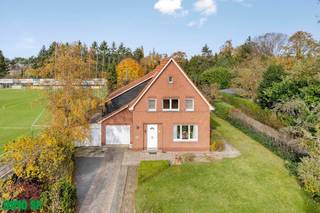 Te moderniseren woonst op een prachtige locatie.<br />Deze woning van 1958 biedt u tal van mogelijkheden, omgeven door groen en in een doodlopende straat.<br /><br />De woning werd doorheen de jaren reeds wat gemoderniseerd, zo is de badkamer op het gelijkvloers reeds onder handen genomen en beschikt de straatzijde reeds over dubbele beglazing in pvc.<br />Indeling: inkomhal, lichte eet- en leefruimte met houtkachel, keuken, apart toilet, wasplaats en badkamer. Aansluitend aan de keuken komen we in de gezellige veranda die beschikt over dubbele beglazing.<br />Op de eerste verdieping hebben we twee grote slaapkamers, een bijkeuken met toilet en een extra kamer dat kan dienen als bergruimte. Verder vinden we nog twee op elkaar volgende kamers boven de garage die kunnen dienen als bureauruimte, extra slaapkamer, dressing,....<br />Tot slot beschikt deze woning over een charmante en diepe tuin en voldoende opslagruimte voor tuinmaterialen.<br /><br />Wenst u graag meer info of een bezoek aan dit pand? Contacteer IMMO SP op het nummer 014/51.95.00 of via caro@immosp.be