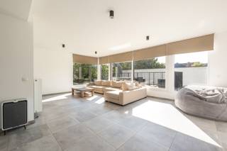 Bent u op zoek naar een volledig gerenoveerd appartement (2017) met 3 a 4 slaapkamers en een ruim terras? En dit in een klein gebouw zonder lift in een doodlopende straat? Dan stellen wij graag deze unieke kans aan u voor!<br />Indeling:<br />U betreedt het appartement via de centrale inkomhal die doorgang geeft aan de lichtrijke woonkamer (33m²) met open keuken, berging en toegang tot het gezellige terras (15m²). <br />Aanpalend aan de keuken is er de eetkamer (16m²) die eenvoudig (mits aanpassing) omgevormd kan worden tot een 4de slaapkamer. De hal geeft ook doorgang aan de 1ste slaapkamer (10,5m²), een toilet, de 1ste badkamer (3,5m²) en een dressing (9,5m²). Via de dressing kan u links de 2de slaapkamer (22,5m²) bereiken met ensuite badkamer (6m²). Beide badkamers zijn voorzien van een inloopdouche met een moderne lavabo. Aan de rechterzijde van de dressing is er een 3de slaapkamer (13m²).<br />Ligging:<br />Deurne-Zuid is een erg aangename woonomgeving met veel groen en een goede bereikbaarheid via het openbaar vervoer. Het appartement geniet van vrij zicht en is gelegen op het einde van een doodlopende straat. Dicht bij scholen, verbindingswegen, horeca, winkels, ...Kortom dé ideale woonlocatie!<br />Pluspunten:<br />- Energiezuinig wonen dankzij dakisolatie, alle gevels zijn geïsoleerd en HR dubbele beglazing (EPC met label B)<br />- Ideaal voor verhuur<br />- Totale renovatie ondergaan in 2017 met een luxueuze afwerking <br />- Lage maandelijkse lasten: €25/maand <br />- Privatieve kelderberging en gemeenschappelijke fietsenberging <br />- Elektriciteit is conform<br />Voor meer informatie of een bezichtiging kan u One vastgoed steeds bereiken op volgend nummer 03 360 85 30.