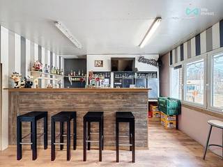 <strong>*** A VENDRE ***</strong> Clabecq - Immeuble de 2 commerces dont un restaurant et un bar avec terrasses et situé sur un axe très fréquenté. Cet établissement HORECA a une surface exploitable de +- 175 m² et comprends 2 terrasses pour chaque commerce. Établissement HORECA à vendre sans mobilier ni matériel professionnel !<br /><br />Le restaurant se compose comme suit: une salle de +- 20 m² pouvant accueillir 20 couverts, 1 pièce prévue pour la cuisine de +- 24 m², une pièce à l'arrière de la cuisine de de ±17 m², une terrasse de ± 25 m² ainsi que des WC hommes et femmes.<br /><br />Le bar se compose comme suit: une salle de +- 30 m², un espace bar de +- 16 m², une pièce intermédiaire de +- 4 m², une pièce arrière de +- 8 m², une remise de +- 16 m², une terrasse de +- 32 m². <br /><br /><strong>Confort </strong>: Toit rénové en 2022, 2 C.c. gaz, investissement offrant un rendement brut de 8 %<br /><br /><strong>Prix</strong> : F.O. àpd 275.000 euros (sous réserve d'acceptation du propriétaire)<br /><strong>Contact </strong>: tubize@weinvest.be ou au 02.355.42.20 ou Taylor au 0494.28.38.88
