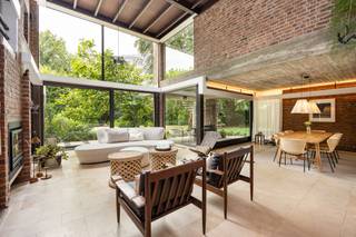 <p><strong>"Villa Olmenrode", modernistische villa (Arch. Paul Meekels, bouwjaar 1972) op een perceel van 1965 m²<br /><br /><em><u>Indeling</u></em></strong>: inkomhal, zithoek, speel/tv kamer, eetkamer, keuken, bijkeuken, garage, berging, atelier, 2 overdekte terrassen, 2 dakterrassen, 4 slaapkamers, dressing, twee badkamers, wasplaats/doucheruimte, bureau (slaapkamer 5), lounge/werkhoek, tuinberging</p>
<p>​Welkom bij <strong>Villa Olmenrode</strong>, een in het groen verscholen modernistische villa van de hand van architect Paul Meekels (bouwjaar 1972) gelegen op een zuidgericht perceel van 1965 m² nabij het centrum van Vosselaar en Turnhout. Openbaar vervoer, sportclub, bossen en scholen liggen allen op wandelafstand.</p>
<p>De afgelopen jaren is deze villa grondig en met veel smaak vernieuwd, waarbij esthetiek, modern wooncomfort en duurzame materialen naadloos samenkomen.</p>
<p>Benedenverdieping met inkomhal en gastentoilet. De woonkamer, keuken en tv-kamer werden de afgelopen jaren vernieuwd door binnenhuisarchitecte Britt Van Namen wat zich heeft vertaald in een doordacht lijnenspel en maatwerk van topkwaliteit. Opvallend zijn de hoge plafonds en de connectie die er is met de 2 bureauruimtes op de bovenverdieping. Let ook op de open vernieuwde trap in beton ciré, een waterdichte, naadloze pleistertechniek met industriële uitstraling. Nieuwe keuken met kastwerk, toestellen en een werkblad ingelegd met corian.<br /><br />Voorts een dubbele inpandige garage met nieuwe automatische poorten. Aansluitend aan de garage bevindt zich een hobby atelier met verzwaarde elektriciteit. Via de open trap bereiken we de bovenverdieping waar ook de overloop met practische bureauruimte werd bevloerd met beton ciré. De ouderslaapkamer is voorzien van fraai ingemaakt kastwerk en make-up tafel en heeft een aansluitende dressing en badkamer met inloopdouche. Het geheel met een erg fraaie en kwalitatieve afwerking. Drie kinderslaapkamers, een bureau en verder een lounge/werkhoek met mooi zicht op de woonkamer. Op de bovenverdieping bevinden zich overigens twee gezellige dakterrassen met een mooi zicht op de tuin.<br /><br />Verwarming met elektrische vloerverwarming en radiatoren. Epc-label E echter zonder renovatieplicht (erfgoed)! Slechts € 450 maandelijkse kosten voor elektriciteit inclusief verwarming, verwarming zwembad en huishoudelijk verbruik. Geen gas!<br /><br />Niet alleen van binnen, maar ook aan de buitenzijde is de woning ingrijpend vernieuwd met het oog op de toekomst:</p>
<strong>​Gevel-en betonrenovatie:</strong> De gevels zijn recent volledig aangepakt. <strong>Nieuwe hardhouten afzelia raampartijen:</strong> De grote, vernieuwde glaspartijen zorgen voor een overvloed aan natuurlijk daglicht<br />
<p>​De tuin biedt volledige privacy en vormt een verlengstuk van het interieur. Tuin, tuinberging, nieuw zwembad met automatisch roldek, toegangspoort en omheining werden volledig vernieuwd. Wat opvalt zijn de grote overdekte terrassen met haardvuur</p>
<p><strong>Troeven</strong></p>
- Residentieel en groen gelegen te Vosselaar met veel privacy<br />- architectenwoning met karakter en bovendien instapklaar<br />- ​<strong>Vernieuwingen:</strong> oa nieuw zwembad, nieuwe maatkeuken, badkamer, kastwerk, vernieuwde gevel en nieuwe raampartijen<br />- Conforme elektriciteit tot 2039<br />- Elektrische vloerverwarming<br />- Geen renovatieplicht (inventaris bouwkundig erfgoed)<br />
<p><strong>​"Villa Olmenrode"</strong>, een unieke kans voor wie zorgeloos wil verhuizen naar een woning met een uitgesproken signatuur en karakter!<br /><br /><strong>Bijzondere informatieplicht:</strong> in aanvraag</p>
<p><span><br /><br /><br /><br /></span><span></span><span></span><span></span></p>