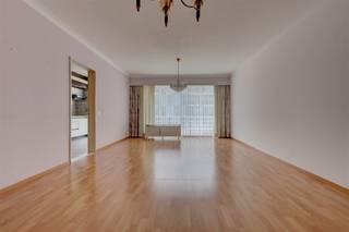 <p><span>Dit </span><span>appartement</span><span> te koop is gelegen in de </span><span>Zeelandstraat </span><span>in </span><span>Hoboken</span><span>. De </span><span>ligging is super rustig en centraal</span><span> met supermarkten, het Kiel en openbaar vervoer op wandelafstand. De </span><span>bereikbaarheid </span><span>naar invalswegen (A12 en E19) is hier ook </span><span>subliem</span><span>.</span></p><p><span> </span></p><p><span>Het appartement is gelegen op de </span><span>tweede verdieping</span><span> en is vlot bereikbaar via de </span><span>lift</span><span> of de trap. Via de inkomhal, die voorzien is van praktische ingemaakte kasten, heeft u toegang tot alle ruimtes van het appartement. Aan de voorzijde bevindt zich de lichtrijke leefruimte, die aansluit op de keuken. Aansluitend aan de keuken bevindt zich een praktische berging met aansluiting voor een wasmachine. Aan de achterzijde van het appartement liggen twee volwaardige slaapkamers. De badkamer is ingericht met een lavabo, douche en handige opbergkasten. Daarnaast beschikt het appartement over een apart gastentoilet. </span></p><p><span>Tot slot zijn er in de kelder een private kelderberging en een staanplaats inbegrepen.</span></p><p><span> </span></p><p><span> </span></p><p><span>Indeling</span><span><br />- inkomhal<br />- woonkamer en eetkamer</span></p><p><span>- keuken<br />- terras<br />- berging</span></p><p><span>- slaapkamer 1<br />- slaapkamer 2</span></p><p><span>- badkamer <br />- apart toilet<br />- kelderberging<br />- autostaanplaats </span></p><p><span> </span></p><p><span>Algemeen gebouw</span></p><p><span>- goed onderhouden gebouw<br />- </span><span>thans verhuurd<br /></span><span>- lift</span></p><p><span>- gemeenschappelijke tuin<br />- rolluiken aanwezig</span></p><p><span> </span></p><p><span>Ben jij geïnteresseerd in dit appartement te koop in Hoboken ben je op zoek naar ander vastgoed of wens je de waarde van jouw eigendom te kennen? Dan ben je bij BOLT immo aan het juiste adres! Wij helpen jou graag verder.</span></p><p><span> </span></p><p><span> </span></p>