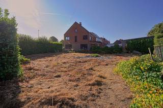 Deze bouwgrond is vrij van aannemer, voorzien van een zuid-gerichte tuinzone en heeft een oppervlakte van 404 m² groot. Hier kan u meer dan een volwaardige gezinswoning met een eventuele aparte garage bouwen. Deze bouwgrond is voorzien van oude goedgekeurde bouwvoorschriften wat u tal van voordelen geeft ten opzichte van een recente verkaveling! Verder kan u hier een woning bouwen met een gevelbreedte van 8 meter, een diepte van 10 meter, en dit ook op de eerste verdieping en een eventueel zadeldak. De garage kan achteraan op de perceelgrens voorzien worden en mag tot 4 meter breedte hebben. Winkels, scholen, openbaar vervoer en het stadscentrum zijn vlot bereikbaar, wat zorgt voor een aangename combinatie van wonen in het groen en dagelijkse voorzieningen dichtbij. Kortom voor de sneller beslisser! Bel of mail vandaag nog voor de voorschriften en het plan naar info@rosiersderidder.be of 052/41.41.94.<br /><br />Referentie: 5700