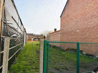 Centraal en toch rustig gelegen in een doodlopende straat in Lebbeke bevindt zich deze bouwgrond van 314 m² met een straatbreedte van circa 7...