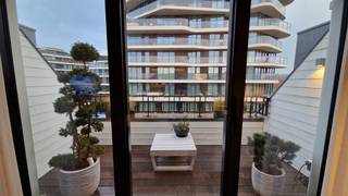 Elegant en hoogwaardig afgewerkt appartement met 1 slaapkamer. Mooie inkomhal met glasdeur, douchekamer met toilet. Lichtrijke living met open keuken en terras. Tussenruimte met ingemaakt bureau in hoogwaardige materialen. Ruime slaapkamer met ingemaakte kasten, badkamer met ligbad en een tweede , ruim terras. Inclusief autostaanplaats, fietsenberging en kelder. Een stijlvolle en comfortabele woonplek met oog voor detail.
extra kosten: €40 individueel verbruik / maand