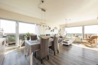 <p><span>Bent u op zoek naar een woning waar u elke dag thuiskomt met een 'wauw-gevoel'? Dit uitzonderlijke hoekappartement op de </span><span>14e verdieping</span><span> biedt u niet alleen een zee aan ruimte en licht, maar ook een van de meest indrukwekkende panorama's van de regio. Gelegen in het Leiebos, geniet u hier van alle modern comfort in een appartement dat werkelijk </span><span>prima in orde</span><span> is.</span></p><p><span>De highlights:</span></p><ul><li><span>Fenomenaal uitzicht:</span><span> Geniet van een adembenemend en verreikend panorama vanaf de 14e verdieping.</span></li><li><span>Hoekappartement:</span><span> Extra veel lichtinval en optimale privacy.</span></li><li><span>Ruimte voor iedereen:</span><span> Maar liefst </span><span>3 volwaardige slaapkamers</span><span>.</span></li><li><span>Dubbel buitenplezier:</span><span> Voorzien van </span><span>2 terrassen</span><span>, zodat u altijd van de zon of het uitzicht kunt genieten.</span></li><li><span>Instapklaar:</span><span> Uitstekend onderhouden en onmiddellijk bewoonbaar zonder extra zorgen.</span></li></ul><p><span>Indeling en comfort:</span><span> Dankzij de slimme hoekligging baadt de ruime leefruimte in het natuurlijke daglicht. De grote raampartijen fungeren als een levend schilderij dat nooit verveelt. De keuken is praktisch ingericht en direct klaar voor gebruik.</span></p><p><span>Het appartement beschikt over drie comfortabele slaapkamers, ideaal voor een gezin, een ruim thuiskantoor of een hobbykamer. De badkamer is verzorgd en voorzien van een ligbad en een toilet. Extra troef is het aparte </span><span>gastentoilet</span><span> in de inkomhal, wat zorgt voor extra comfort voor u en uw bezoekers.</span></p><p><span>Ligging:</span><span> Het Leiebos staat bekend om zijn rustige, groene karakter met alle faciliteiten binnen handbereik. Winkels, scholen en openbaar vervoer bevinden zich op wandelafstand, terwijl u met de wagen een uitstekende verbinding heeft naar de Antwerpse Ring en omliggende gemeentes.</span></p><p><span>Kortom:</span><span> Een unieke kans voor wie houdt van ruimte, licht en een spectaculair uitzicht op een centrale locatie. Dit appartement is de definitie van 'zorgeloos wonen'.</span></p><p><span>Wilt u het uitzicht zelf komen bewonderen?</span><span> Bel naar 03/646.66.55 of mail lynn@sinjoor.be</span></p>