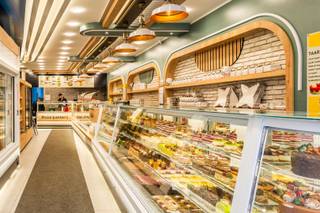 Zoek niet langer! Dit gebouw is een uitstekende opbrengsteigendom met gegarandeerde inkomsteni<br /><br /><strong>Het handelsgelijkvloers is momenteel verhuu</strong>rd met een lopend huurcontract<strong> tot minstens 2033,</strong> wat zorgt voor een stabiele en voorspelbare opbrengst.<br />De commerciële ruimte beschikt over een ruime toonzaal, ideaal voor het presenteren van producten of diensten, met aansluitend een grote opslagruimte voor efficiënt voorraadbeheer.<br />Achteraan bevindt zich een praktische buitenruimte. Hier zijn bovendien twee privatieve parkeerplaats voorzien met uitweg via de Terlindenhofstraat — een absolute meerwaarde. De bovenverdiepingen bieden aanzienlijk potentieel: hier kunnen meerdere appartementen worden ingericht.<br /><br />Deze verdiepingen dienen <strong>nog volledig gerenoveerd te worden</strong>, waardoor u dit pand volledig naar eigen visie kan herontwikkelen.<br /><br /><u><strong>Technisch:</strong></u><br />EPC: label D – UC: 2253353-KNR-1<br />Stedenbouwkundige inlichtingen: Vg – WG – Dv – Gvkr – Gvv<br />Renovatieplicht van toepassing<br />Huuropbrengst gelijkvloers: € 3.000/maand<br />Bruto rendement: ca. 5,5%<br /><br />Zin in een bezoek? Neem vandaag nog <strong>contact met ons op  03 369 70 33 </strong>en ontdek het investeringspotentieel van dit handelspand.