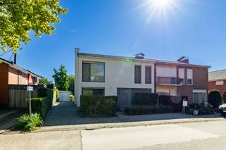 <p>Deze ruime en lichtrijke woning in het groene Malle biedt 204m² wooncomfort, 4 volwaardige slaapkamers en een prachtige tuin van 876 m². Dankzij de recente renovaties, het zonneterras, het bijgebouw en de rustige, kindvriendelijke ligging is dit de ideale thuis voor elk gezin.<br /><br />Indeling<br />Gelijkvloers<br />• Inkomhal<br />• Woonkamer<br />• Keuken<br />• Wasplaats<br />• Badkamer<br />• Berging<br />• Toilet<br /><br />1ste verdieping<br />• Nachthal<br />• Slaapkamer 1 (17 m²)<br />• Slaapkamer 2 (17 m²)<br />• Slaapkamer 3 (13 m²)<br />• Slaapkamer 4 (15 m²)<br />• Toilet<br /><br />Bijzonderheden<br />• Multifunctioneel bijgebouw achter in de tuin<br />• 2010: Zolder<br />• 2010: Kruipkelderisolatie (PUR)<br />• 2011: Nieuwe PVC‑ramen<br />• 2012: Plaatsing bijgebouw<br />• 2013: Nieuwe ramen achterzijde, badkamer en keuken<br />• 2021: Nieuwe parket woonkamer<br />• 2021: Crepi buitenmuren<br />• 2022: Nieuwe CV‑ketel (Vaillant)<br />• 2025: Nieuwe roofing aanbouw + isolatie<br /><br />Vraagprijs is niet koopprijs: <br />De vermelde vraagprijs is een richtprijs en vormt geen bindend aanbod tot verkoop. <br /><br />Voor alle foto's en interactieve plannen check onze website www.albert.immo</p>