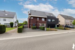 <strong><strong>Huurprijs: 1.750 EUR per maand<br />Kosten plaatsbeschrijving zijn 50/50 te delen door huurder en verhuurder<br />Huurwaarborg = 3 maanden huur<br />Beschikbaar: 01/11/2026<br /></strong></strong>
<p><strong>BEZOEK AANVRAGEN EN KANDIDAAT STELLEN VIA ONZE WEBSITE: www.deboerenpartners.be</strong><br />Indien u een bezoek wenst aan te vragen aan dit eigendom te huur, dan kan dit enkel via het aanvraagformulier op onze website. U zoekt het betreffende eigendom onder ons 'aanbod te huur', en klikt daarna bovenaan op 'bezoek inplannen'.<br />Daarna doorloopt u alle stappen en vult u de gevraagde gegevens in. Wij behandelen uw aanvraag binnen de 2 werkdagen en contacteren u daarna. Omwille van het grote aantal aanvragen, worden verzoeken via Immoweb, Immoscoop of Spotto niet behandeld.<br /><br /><span>Beschrijving van de woning:</span></p>
Deze instapklare energiezuinige HOB is gelegen op een perceel van 635 m² en combineert ruimte, comfort en een uitstekende ligging in het hart van Oud-Turnhout. Dankzij de zuidwestelijke oriëntatie geniet u de hele dag door van een aangename lichtinval, zowel binnen als buiten.<br /><br />
<div>Bij het betreden van de woning komt u binnen in een ruime inkomhal met vestiaire en gastentoilet. Van hieruit heeft u toegang tot de lichtrijke leefruimte, die dankzij de grote raampartijen een open en aangenaam gevoel creëert. Aansluitend bevindt zich de ruime open keuken, die volledig uitgerust is met kwalitatieve inbouwtoestellen, waaronder een groot gasvuur, twee ovens, een stoomoven, een combi-oven, een vaatwasser en een ingebouwde koelkast. Naast de keuken bevindt zich een praktische berging met extra opbergruimte.</div>
<br />Via de zij-ingang bereikt u een tweede vestiaire en een afzonderlijke douchekamer, wat zorgt voor extra comfort en gebruiksgemak.<br /><br />
<div>Op de eerste verdieping bevinden zich drie volwaardige slaapkamers en twee badkamers. De ruime hoofdslaapkamer beschikt over een ensuite dressing en een stijlvolle badkamer uitgerust met een ligbad, inloopdouche en dubbele lavabo. De tweede badkamer is voorzien van een inloopdouche, toilet en lavabo.</div>
<br />
<div>De tweede verdieping omvat een grote, volledig afgewerkte en multifunctionele zolderruimte. Deze kan perfect dienen als slaapkamer, hobbyruimte, speelkamer, bureau of extra opslagruimte. Hier bevindt zich tevens de technische ruimte.</div>
<br />
<div>Buiten geniet u van een volledig omheinde tuin met een gunstige zuidwestelijke oriëntatie. Dankzij de rustige ligging en de ruime perceeloppervlakte is dit de ideale plaats om te ontspannen en te genieten van het buitenleven.<br /><br />
<div>De woning bevindt zich op een centrale doch rustige locatie nabij winkels, scholen, openbaar vervoer en belangrijke invalswegen. Bovendien zijn Turnhout, Antwerpen en Eindhoven vlot bereikbaar.</div>
</div>
<br /><span>Bijzonderheden: </span><br />- Energiezuinige woning (EPC label A)<br />- Zonnepanelen<br />- Ventillatiesysteem D<br />- Alarmsysteem<br />- Regenwaterrecuperatie <br />- Zuid-West georiënteerde tuin<br /><span>- Gunstige ligging: Centrum van Oud-Turnhout met goede verbinding naar Turnhout - Antwerpen - Eindhoven</span>