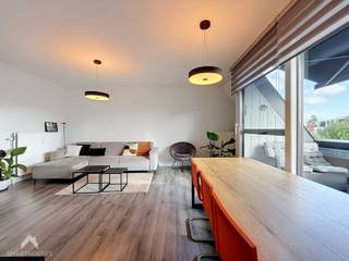 <p>Intapklaar appartement gelegen in het gezellige Sint-Kruis en op een booscheut van het histrorische centrum van Brugge en het openbaarvervoer. Het appartement bestaat uit een lichtrijke leefruimte met zit – en eethoek en open keuken voorzien van alle comfort waarvan de toestellen recentelijk werden vernieuwd. Aansluitend is een praktische berging aanwezig. Het terras met zonneluifel biedt zicht op de Sint-Jozefkerk en de omliggende groenzone. Het slaapgedeelte bestaat uit een nachthal, 2 ruime slaapkamers en badkamer voorzien van bad/douchecombinatie en lavabomeubel. Als extra troef is er in de vlot bereikbare ondergrondse parking een private staanplaats aanwezig.</p>
<p>Extra troeven:</p>
<ul>
<li>Energiezuinig</li>
<li>Voorzien van Airco</li>
<li>Conforme elektrische keuring</li>
<li>Zonneluifel op het terras</li>
<li>Rolluiken in de slaapkamers</li>
<li>Privatieve staanplaats</li>
<li>Uitstekende ligging nabij alle voorzieningen en Brugge centrum</li>
<li>Instapklaar</li>
</ul>
<p>Deze woning is te koop ZONDER makelaar via het concept van Smart Houses! Wenst u verdere inlichtingen of een bezoek? Contacteer rechtstreeks de eigenaar via <span>+32485230040</span></p>