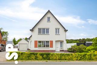 Te renoveren woning op een perceel van 4.732,55 m². <br /><br />Deze gezinswoning verwelkomt je via een inkomhal die leidt naar een lichtrijke en aangename leefruimte, met aansluitend een gezellige eethoek. Voorts kom je uit in de keuken, van waaruit je de kelder kan betreden, wat zorgt voor extra opbergruimte. Voorts is er ook nog een berging met aansluiting voor de wasmachine hierna bevindt zich ook een apart toilet en de badkamer met douche. <br /><br />De eerste verdieping telt 3 volwaardige slaapkamers, alsook een berging die ingericht kan worden als dressing.<br /><br />Buiten bevindt zich een gezellig terras, met aansluitend de garage/bergruimte. Verder beschikt de woning over een ruime tuin die achteraan in verbinding staat met een aangrenzende bouwgrond.<br /><br />Deze bouwgrond biedt diverse mogelijkheden en is uitermate geschikt voor vrije beroepen, maar ook voor het houden van dieren, zoals paarden of andere landbouw- en hobbydieren.<br />De woning zelf beschikt over aanzienlijk potentieel en biedt bovendien de mogelijkheid tot uitbreiding met een kantoorruimte, wat ze extra interessant maakt voor zelfstandigen of mensen met een beroepsactiviteit aan huis.<br /><br />Het pand is centraal gelegen in Zittaart, Meerhout met uitstekende verbinding met de E313.<br /><br />EPC F: 929 Kwh/m²<br /><br />Voor meer informatie of een bezoek ter plaatse, kan u contact opnemen met IMMO SP via 014 59 10 20 of mailen naar jill@immosp.be. Benieuwd naar de waarde van uw eigen woning? Vraag vrijblijvend een gratis verkoopanalyse aan – wij helpen u graag verder!