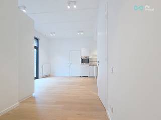 <p>E-mail: clara.jacquy@weinvest.be<br />Tel.: +32 456 12 69 85</p>
<p>We Invest biedt u exclusief deze lichtrijke studio van 37 m² aan, gelegen op het gelijkvloers van een gebouw aan de Koninklijke-Prinsstraat 37 in Elsene.</p>
<p>Dit mooie project bevindt zich in een charmante buurt, op wandelafstand van tal van leuke plaatsen, winkels, openbaar vervoer en alle nodige voorzieningen.</p>
<p>De studio valt meteen op door haar natuurlijke lichtinval en gezellige sfeer. Ze bestaat uit een woonruimte van 20 m², een volledig uitgeruste keuken, een ruime douchekamer en een aparte wasruimte.</p>
<p>Daarnaast beschikt u over een private kelder en een gemeenschappelijke fietsenberging.</p>
<p>Huurprijs: €900/maand<br />Maandelijkse lasten: €95 (voorschot inclusief privéverbruik van warm water, verwarming en gemeenschappelijke kosten)</p>
<p>EPC: C</p>
<p>Een zeldzame opportuniteit die comfort, licht en een uitstekende ligging combineert.</p>
<p>Ontdek nog meer exclusieve panden op www.weinvest.be.</p>