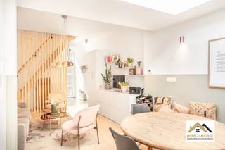 Deze prachtig gerenoveerde woning is gelegen in een rustige straat, op wandelafstand van het centrum van Ledeberg. De inkomhal straalt meteen een leuk welkomstgevoel uit, en zo kom je verder tot in de open leefruimte. Deze bestaat uit een gezellige zithoek en een eethoek met zicht op het buitenterras. Een lichtkoepel zorgt samen met het grote raam voor veel natuurlijke lichtinval. Vooraan de woning bevindt zich de compacte maar handig ingerichte keuken. Op de eerste verdieping is er plaats voor een mooie badkamer met zowel ligbad als douche, een apart toilet en een eerste slaapkamer. Via een mooie traphal kom je tot op de bovenste verdieping, waar zich nog eens twee slaapkamers bevinden. Bezoekdag: 18/04. Inschrijven via mail naar tommy@immo-home.be, geen telefonische inschrijvingen! Volg ons op Fb en Insta. Voor meer info: www.immo-home.be. GRATIS SCHATTING &amp; GRATIS FINANCIEEL ADVIES