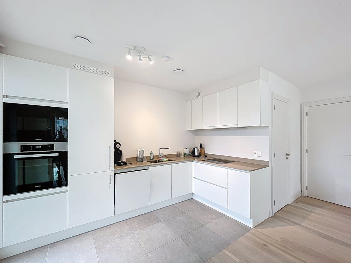 Te huur - gemeubeld 2 slaapkamerappartement met terras - foto 3