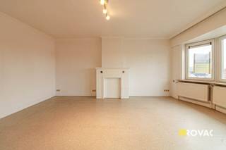 Gezellig appartement met een totale oppervlakte van 75 m².<br />Het appartement heeft EPC-label C en de elektriciteit is conform.<br />Er wordt verwarmd met een condenserende ketel. <br />Indeling: ruime inkomhal, ruime en lichtrijke leefruimte, modern ingerichte keuken voorzien van elektrische kookplaat, dampafvoer en vaatwasmachine, badkamer met ligbad, wastafel en toilet, 1 slaapkamer, berg -en wasplaats en ruime garage. Geen lift aanwezig! <br />Ref. : 9145.