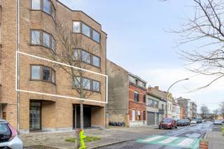 <span><span>Een kleine residentie met 3 appartementen, voorzien van gemeenschappelijke fietsberging en lift. Met een woonoppervlakte van 106 m² op de 1° verdieping, een royale leefkeuken, 3 slaapkamers en een energielabel C; voel je je hier binnen een mum van tijd thuis. Beloofd !<br /><br />Kom binnen. Startend in het leefgedeelte waar het natuurlijk daglicht je direct tegemoet komt. De grote raampartijen zorgen niet alleen voor licht en een ruimtelijk gevoel, maar geven je ook nog een vrij uitzicht. Ondanks het grote woonoppervlakte voelt de ruimte toch lekker knus aan. Een fijne zithoek, eethoek én een aangename leefkeuken. Vanuit de living stap je het terras op. Een heerlijke plek waar je vanaf de middag tot in de late uurtjes geniet van de zon. Drie slaapkamers via de gang te bereiken, 2 wc's, inpandige berging en een badkamer met ligbad.<br /><br /><u>Enkele troeven</u>:<br /><strong>·</strong> Rustig gelegen op 1.900 meter van het strand. Slechts 2.200 meter van het stadscentrum;<br /><strong>·</strong> <strong>Laag EPC Label c ! </strong>(geen renovatieverplichting);<br /><strong>·</strong> Uitermate geschikt als gezinswoning of als opbrengsteigendom (onmiddellijk rendement);<br /><strong>·</strong> Lift en gemeenschappelijke fietsberging;<br /><strong>·</strong> Gratis voldoende parkeerplaats in de omgeving;<br /><strong>· Beste prijs/kwaliteit verhouding;</strong><br /><strong>·</strong> Kraaknet &amp; instapklaar.<br /><br />Wil jij wonen in dit heerlijke 3 slaapkamer appartement gelegen te Oostende ? Bel naar ons kantoor op het nummer 051 50 11 51 of per email via diksmuide@diksimmo.be .</span></span>