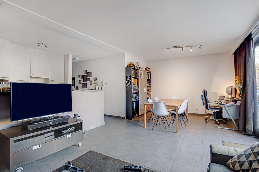 Recent en ruim app. op 1ste verd. met 2 slpk., groot terras en garage - foto 1
