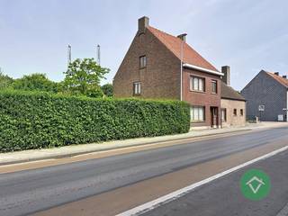 Deze alleenstaande woning is gelegen op een grondoppervlakte van 8483 m² te Eernegem en bestaat uit een alleenstaande woning, paardenstallen, naastliggend stuk bouwgrond en een weide die uitgeeft op de Stationsput van Eernegem. <br /><br />De woning bestaat uit: inkomhal - living - keuken - wasplaats - berging - toilet op het gelijkvloers - badkamer met douche, ligbad en toilet op het gelijkvloers - 4 slaapkamers, waarvan 1 op het gelijkvloers - toilet op de bovenverdieping - 2 grote zolders met mogelijkheid tot inrichten van meerdere slaapkamers - garage. <br /><br />De paardenstallen zijn ruim en volledig overzolderd. Naast de woning ligt een stuk bouwgrond met zicht op de uitgestrekte weide. <br /><br />Troeven van deze woning: <br /><br />- centrale en rustige ligging te Eernegem<br />- eigendom met veel mogelijkheden