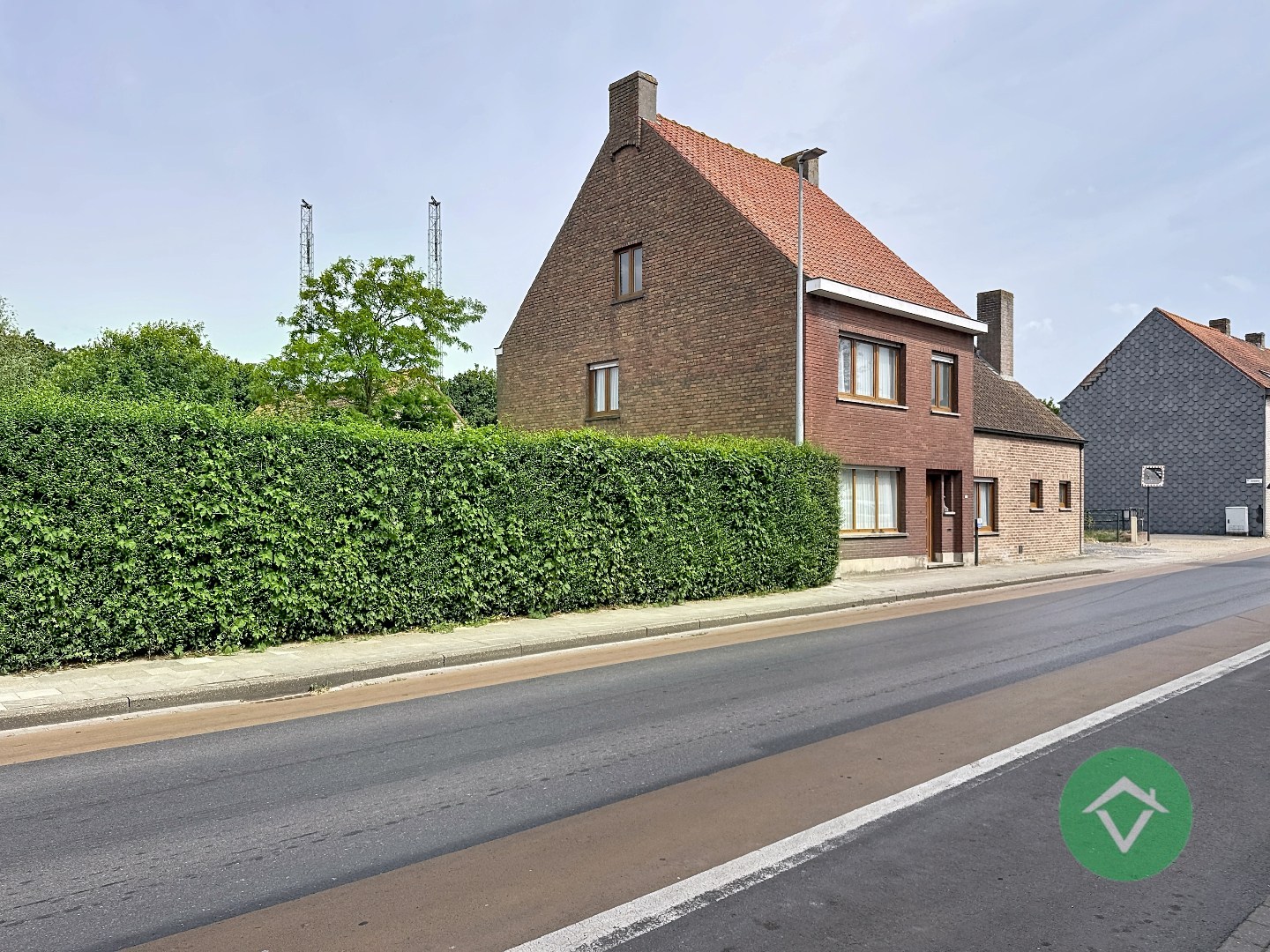 Alleenstaande woning met naastliggend stuk bouwgrond en weide te Eernegem - foto 2