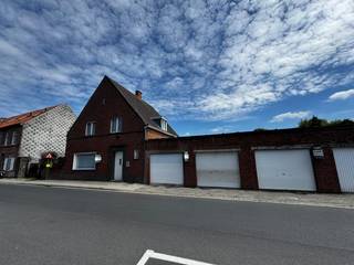 Te renoveren woning met 3 garages nabij het centrum van Izegem<br /><br />De woning heeft een bewoonbare oppervlakte van 176 m² en is gelegen op een perceel van 339 m². Het is rustig gelegen en nabij het centrum met uitstekende bereikbaarheid naar talrijke voorzieningen.<br /><br />Je komt binnen via de inkomhal met een trap naar de eerste verdieping. Op het gelijkvloers vind je de keuken, leefruimte en eetkamer. Vanuit de keuken is er toegang tot de gezellige tuin. <br /><br />Op de eerste verdieping bevinden zich drie slaapkamers en een badkamer. Via de zoldertrap heb je toegang tot de zolderruimte. Er zijn 3 garages aanwezig.<br /><br />Troeven:<br />- Rustige ligging<br />- Goede bereikbaarheid, nabij talrijke voorzieningen<br />- 3 slaapkamers<br />- 3 garages<br /><br />Interesse? Contacteer ons voor verdere info en een afspraak.<br />