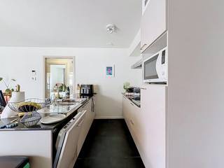 De appartementen in deze Residentie zijn het resultaat van een weldoordachte studie die geleid heeft tot een sterk evenwicht tussen lichtinval, buitenruimte, groen, privacy, wooncomfort en energieverbruik.Het gebouw bevindt zich op wandelafstand van de Watersportbaan, Blaarmeersen en Bourgoyen, waardoor u een directe toegang heeft tot een diverse waaier aan recreatiefaciliteiten in de groene long van de stad. Aan de andere zijde biedt de Coupure een rustige, groene verbinding naar het culturele hart van de stad met haar uitgebreid aanbod aan shopping, gastronomie en ontspanning allerhande.Indeling van het appartement:inkomhal met toilet - berging - leefruimte met open keuken - slaapkamer 1 - badkamer - slaapkamer 2 - terras.De gemeenschappelijke kosten, onder de vorm van een provisie, bedragen 100,00 EUR/maand en dienen voor het onderhoud van de gemeenschappelijke delen. Beschikbaar vanaf 01/08/2026.