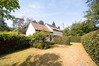 Voor verdere info of een vrijblijvende waardebepaling van uw eigendom: nessim@homixx.be of 03 653 11 96<br /><br />Bij Homixx Vastgoed stellen we u met trots deze mooie en uiterst gezellige open bebouwing voor, gelegen op een absolute toplocatie in een rustige straat. Deze woning combineert comfort, een zeer praktische indeling en een aangename sfeer waarnaar u op zoek bent. <br /><br />Bij het betreden van de woning komt u binnen in een uitnodigende inkomhal. De lichtrijke leefruimte vormt het hart van de woning en sluit mooi aan op de volledig geïnstalleerde keuken. Aansluitend aan de keuken bevindt zich een heel praktische berging en wasplaats, wat het dagelijks comfort extra versterkt. <br /><br />Het nachtgedeelte beschikt over in totaal vier volwaardige slaapkamers en twee badkamers. Elke badkamer is uitgerust met een comfortabele douche, wat ideaal is voor het hele gezin. Daarnaast heeft u via een uitschuifbare trap toegang tot de zolderverdieping, de perfecte plek voor extra opbergruimte. <br /><br />Buiten geniet u in alle rust van de mooi aangelegde tuin en het gezellige terras. Dankzij de westelijke oriëntatie kan u hier van 's namiddags tot laat in de avond heerlijk ontspannen in de zon. Aan parkeergelegenheid is er ook geen gebrek: op het eigen terrein zijn er maar liefst vier buitenparkings voorzien voor uw wagens en bezoekers.<br /><br />Kortom, en fantastische opportuniteit om te wonen op een gewilde, rustige plek omringd door alle comfort.