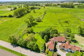 Gelegen langs de Koolkerkesteenweg in Oostkerke, midden in het groen en omgeven door uitgestrekte velden, bevindt zich deze eigendom met tal van mogelijkheden. De rustige ligging combineert landelijke charme met een vlotte bereikbaarheid.<br /><br />De bestaande woning kan worden gesloopt en herbouwd, met uitbreidingsmogelijkheden tot een vrijstaande woning van maximaal 1.000 m³.<br /><br />Kortom, een unieke kans om uw droomwoning te realiseren.