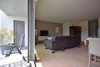 Wonen in alle rust en privacy, omringd door groen? Dit ruime en exclusieve appartement van ca. 108 m² is gelegen op een privaat en afgesloten domein, palend aan het Sterrebos in Roeselare. Een unieke woonomgeving waar rust, ruimte en bereikbaarheid perfect samenkomen.<br /><br />Het perfect onderhouden appartement bevindt zich op de tweede verdieping en geniet dankzij de grote terrassen van een aangename verbinding met de groene omgeving. Vanuit de woonkamer is er rechtstreeks toegang tot het ruime zuidwestgerichte terras, waar u geniet van een mooi en open zicht op de verzorgde gemeenschappelijke tuin. Beide slaapkamers beschikken bovendien over een eigen toegang tot het terras aan de achterzijde.<br /><br />De indeling omvat een ruime inkomhal met gastentoilet, een lichtrijke woonkamer met toegang tot het terras, en een volledig modern ingerichte keuken. Aansluitend zijn er een praktische wasplaats en een aparte berging met aansluiting voor de technieken en CV.<br /><br />Het slaapgedeelte omvat twee ruime slaapkamers, beide met toegang tot het achterliggende terras. De badkamer is uitgerust met een ruime inloopdouche en dubbel lavabomeubel.<br /><br />Op het afgesloten domein beschikt u bovendien over een privatieve autostaanplaats.<br /><br /> <br /><br />Waarom u dit appartement zou huren:<br /><br />-ca. 108 m² bewoonbare oppervlakte<br />-Gelegen op een privaat en afgesloten domein<br />-Palend aan het Sterrebos<br />-Rustige en groene woonomgeving met optimale privacy<br />-Zuidwestgericht terras aan de woonkamer<br />-Extra terras aan de slaapkamers<br />-Open zicht op de gemeenschappelijke tuin<br />-2 slaapkamers<br />-Moderne keuken<br />-Ruime badkamer met inloopdouche en dubbel lavabomeubel<br />-Privatieve autostaanplaats op het domein<br /> <br />Een uitzonderlijk appartement voor wie comfortabel en rustig wil wonen in een groene omgeving, zonder afstand te doen van een vlotte bereikbaarheid.<br /><br />Provisie syndic: € 70,00