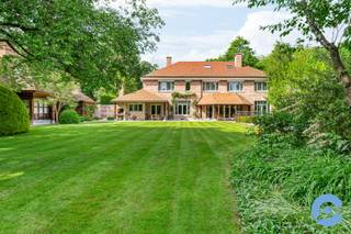 Deze solide en up to date villa ligt op een prachtig met bomen omringd, zuid west gericht perceel van 3.303m2. Het centrum van Edegem en Hove bevinden zich beide op wandel- en fiets afstand. <br /><br />Vanaf u binnenkomt in de royale inkomhal beseft u dat u binnentreedt in ware luxe. De volledige woning werd afgewerkt met de beste materialen en met een uitmuntend oog voor detail.<br /><br />Er is een aparte ontvangstruimte met aansluitend een kantoor met ingebouwde bibliotheek. <br /><br />De leefruimte met open haard heeft een open zicht over de aangelegde parktuin met zwembad en poolhouse. <br />De aangesloten maar afscheidbare eetkamer staat in onmiddellijke verbinding met de ingerichte keuken en bijkeuken.<br /><br />Van hieruit bereikt u tevens de 3 inpandige garages of de volledige kelderverdieping van 250m2. Deze is niet alleen volledig betegeld maar ook verwarmd waardoor ze uitermate geschikt is als fitnessruimte, ontspanningskamer, … Er is ook een gekoelde wijnkelder voorzien voor de liefhebbers.<br /><br />Op de eerste verdieping bevinden zich maar liefst 6 slaapkamers en 3 badkamers. Aan ruimte dus geen gebrek.<br /><br />De aangelegde parktuin huist niet alleen het verwarmd zwembad (12,5m x 5m) maar heeft ook nog een prachtige bbq ruimte met infrarood verwarming en een overdekt terras waar het heerlijk zitten is in elk seizoen. Als extra troef is er nog een aparte guesthouse met eigen keuken, badkamer en slaapkamer.<br /><br />Extra troeven: super ligging – gunstig EPC – 3 inpandige garages – alarmsysteem – elektrische rolluiken – meerdere zonneterrasen – waterontkalker – extra zolderruimte - centraal stofzuigsysteem - geïrrigeerde en verlichte tuin - vloerverwarming - recente verwarmingsketel (2022 - Viessman) - ...<br />