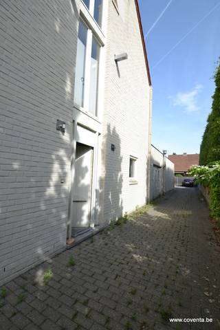 <strong>Casco appartement te koop in Waregem (Desselgem) – met achterliggende loods en parking.</strong><br /><br />Deze voormalige winkel, gelegen in het hart van <strong>Desselgem (Waregem)</strong>, biedt een uitstekende opportuniteit om om te vormen naar appartement.<br /><br />Dit appartement van <strong>± 80 m²</strong> is uitgerust met <strong>ingebouwde kasten</strong> en geniet van een mooie lichtinval dankzij de brede raampartij aan de voorzijde.<br /><br />Aansluitend bevindt zich een <strong>ruime loods van 107 m²</strong>, perfect voor stockage, atelier, logistiek of uitbreiding het appartement. De aanwezigheid van <strong>privé‑parkeerplaatsen</strong> maakt dit pand extra aantrekkelijk.<br /><br /><u>Troeven van dit pand:</u><br /><br />✔ Oppervlakte van<strong> ± 80 m²</strong> met ingebouwde kasten;<br />✔ <strong>Achterliggende loods van 107 m²</strong>;<br />✔ <strong>Privé‑parking </strong>achteraan;<br />✔ Gunstige ligging in <strong>Waregem – Desselgem</strong>;<br />✔ Goede bereikbaarheid en zichtbaarheid.<br /><br />Dit pand combineert <strong>functionaliteit, ruimte en opppervlakte </strong>op een toplocatie. Een ideale investering voor wie een <strong>praktische appartement met opslag</strong> zoekt in de regio Waregem.<br /><br />EPC label C