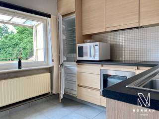 Ontdek deze verzorgde en instapklare bel-etagewoning, ideaal gelegen nabij centrum van Kuurne. De woning combineert comfort met een praktische indeling en beschikt over een aangenaam zonnig terras.<br /><br />Indeling:<br /><br />Op de eerste verdieping: ruime leefruimte met een moderne, volledig ingerichte open keuken voorzien van koelkast met diepvries, oven, kookplaat en dampkap.<br />Aansluitend een gezellig terras waar je in alle rust van de zon kunt genieten.<br />Gastentoilet op de leefverdieping.<br /><br />Op de tweede verdieping bevinden zich:<br />3 slaapkamers, waarvan momenteel één ingericht is als bureau en één als berging/dressing.<br />Badkamer met douche, lavabo in meubel en toilet. Zolder met steektrap.<br /><br />Op het gelijkvloers is er bovendien een praktische berging en een technische ruimte met de cv-installatie.<br /><br />Troeven:<br /><br />✔ Centrale ligging<br />✔ Zonnig terras<br />✔ Centrale verwarming